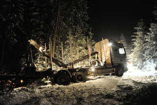 Schwierige Bergung: Holztransporter von Forstweg abgekommen holztransporter-018.jpg