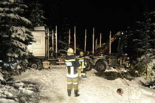 Schwierige Bergung: Holztransporter von Forstweg abgekommen holztransporter-022.jpg
