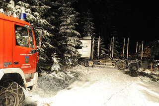 Schwierige Bergung: Holztransporter von Forstweg abgekommen holztransporter-028.jpg