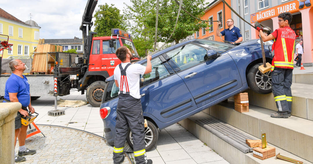 Fahrzeugbergung in Gallneukirchen - PKW hängt auf Stufen fest