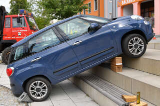 Fahrzeugbergung in Gallneukirchen - PKW hängt auf Stufen fest FOKE_2017040823560006_018.jpg