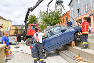 Fahrzeugbergung in Gallneukirchen - PKW hängt auf Stufen fest FOKE_2017040900050018_015.jpg