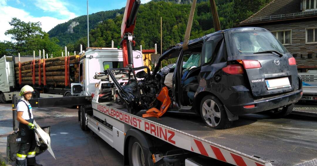 Schwere Kollision zwischen Auto und Holztransporter in Losenstein