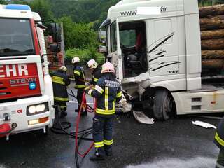 Schwere Kollision zwischen Auto und Holztransporter in Losenstein 4.jpg