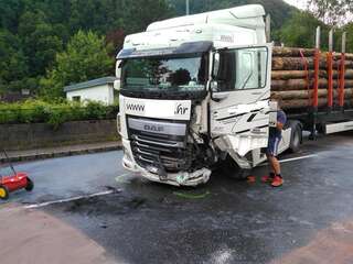 Schwere Kollision zwischen Auto und Holztransporter in Losenstein 5.jpg