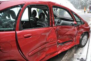 Hoher Sachschaden bei Verkehrsunfall verkehrsunfall-003.jpg
