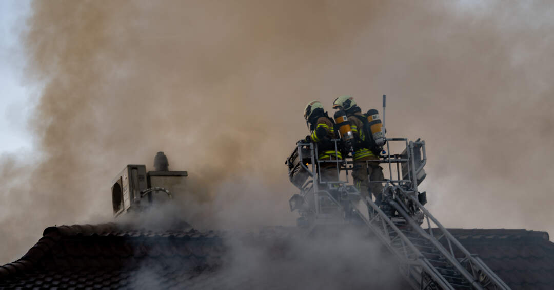 Gebäudebrand - Rauchwolke über Linz