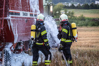 Feuerwehren bei Mähdrescherbrand im Einsatz BAYER_AB1_5721.jpg