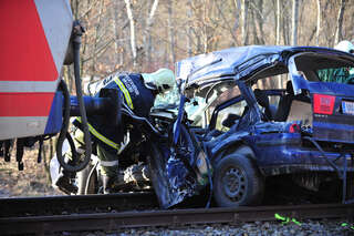 Auto krachte an Bahnübergang in Zug: Autofahrerin (31) tot zugunfall-005.jpg