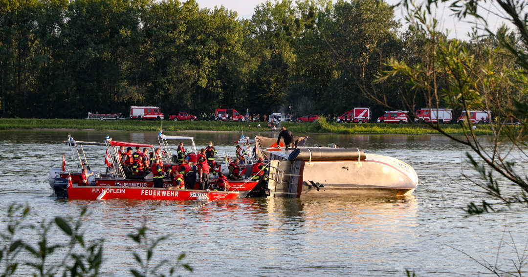 Hausboot auf der Donau gekentert