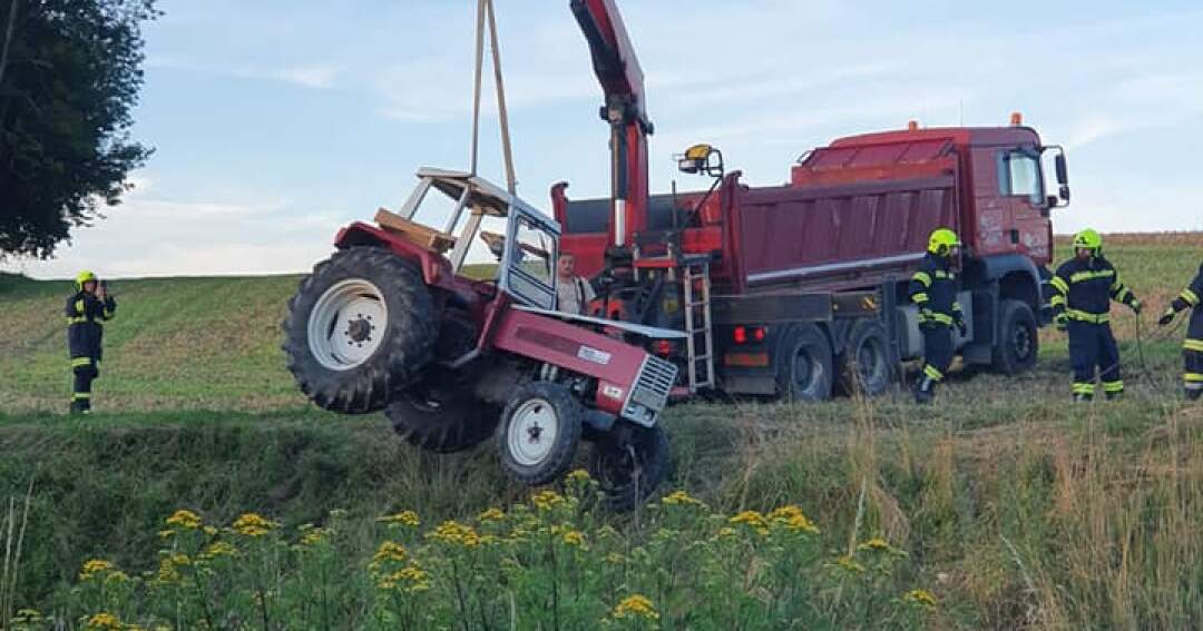 Pensionist stürzte mit Traktor über Böschung