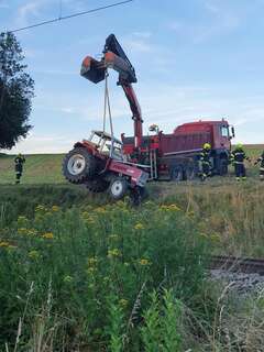 Pensionist stürzte mit Traktor über Böschung FF_Neukematen_02.jpg