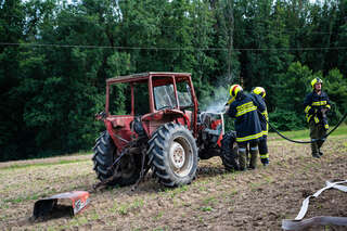 Traktorbrand noch vor dem Eintreffen der Feuerwehr gelöscht SB_20200729_5.jpg