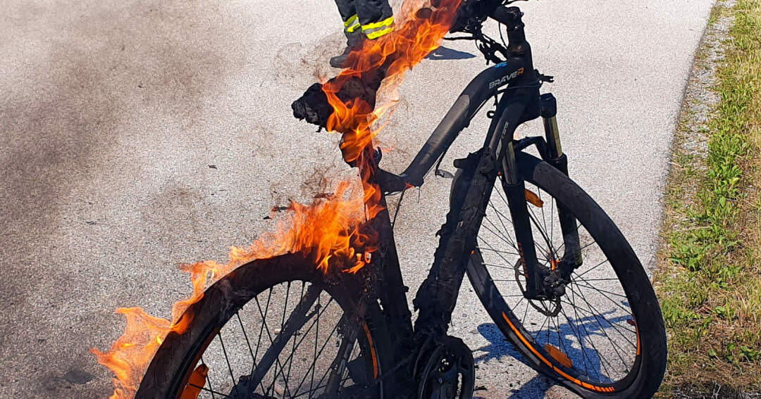 Feuerwehr musste brennendes E-Bike löschen