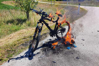 Feuerwehr musste brennendes E-Bike löschen FOKE_2020073012372_001.jpg