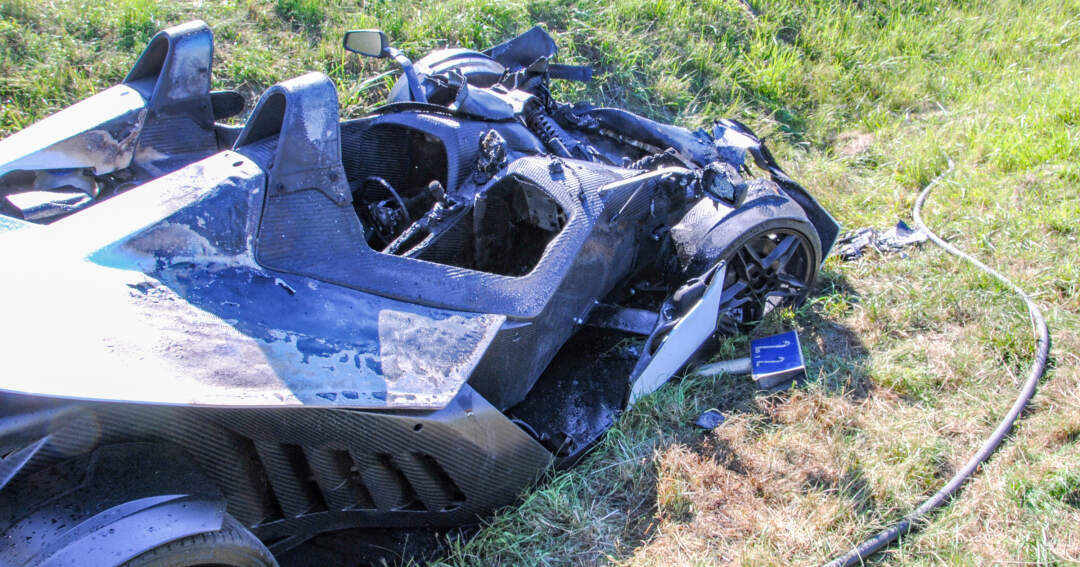 X-Bow nach Verkehrsunfall ausgebrannt