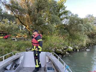 Familie auf einer Insel in der Donau gestrandet E200800018_01.jpg