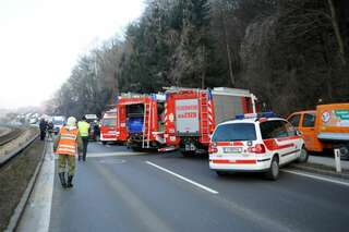 Schwerer Verkehrsunfall im Frühverkehr vu-127-puchenau-001.jpg