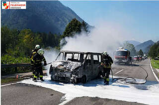 Fahrzeugbrand nach einem Auffahrunfall E200801109_02.jpg