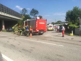 Feuerwehr Pucking-Hasenufer bei Verkehrsunfall im Einsatz E200801825_02.jpg