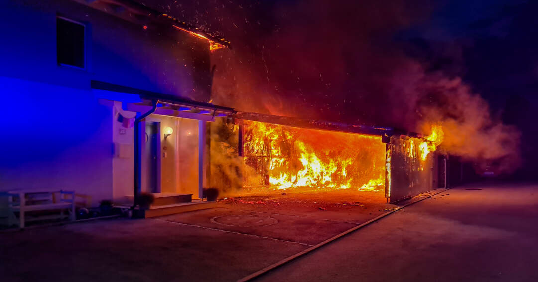 Brand eines Carports griff auf Wohnhaus über