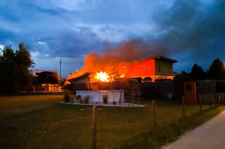 Brand eines Carports griff auf Wohnhaus über FOKE_2020081420503819_001.jpg
