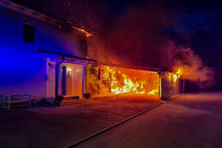 Brand eines Carports griff auf Wohnhaus über FOKE_202008142054205446_002.jpg