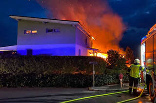 Brand eines Carports griff auf Wohnhaus über FOKE_2020081420563820_003.jpg