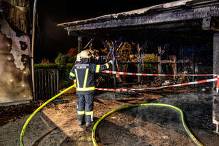 Brand eines Carports griff auf Wohnhaus über FOKE_2020081421520074_041.jpg