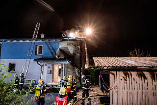 Brand eines Carports griff auf Wohnhaus über FOKE_2020081421560084_046.jpg