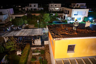 Brand eines Carports griff auf Wohnhaus über FOKE_2020081422230104_060.jpg