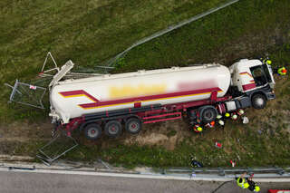 Umgestürzter LKW auf der A1 bei St. Valentin FOKE_2020081716190201_005-Bearbeitet.jpg