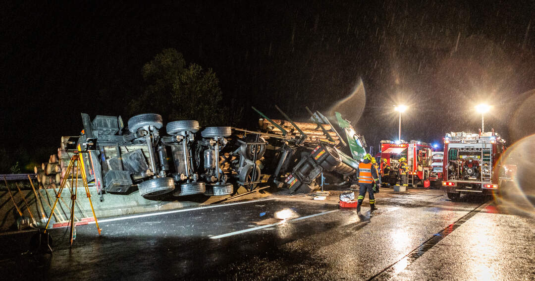 Titelbild: A9 - Unfall mit LKW Autobahn gesperrt