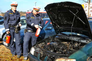 Polizeistreife löscht Fahrzeugbrand fahrzeugbrand-006.jpg
