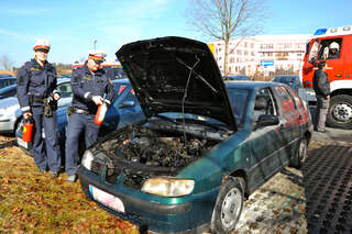 Polizeistreife löscht Fahrzeugbrand fahrzeugbrand-008.jpg