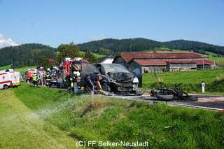 Verkehrsunfall zwischen PKW und Motorrad E200901005_01.jpg