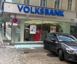 Pensionist rammte mit Auto Volksbank-Filiale FOKE_2020091710319212_001-Bearbeitet.jpg