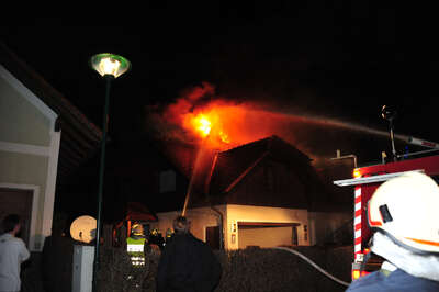 Dachstuhl in Vollbrand: Familie mit drei Kinder kann sich retten dachstuhl-in-vollbrand-001.jpg