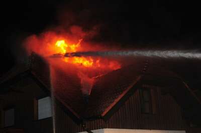Dachstuhl in Vollbrand: Familie mit drei Kinder kann sich retten dachstuhl-in-vollbrand-002.jpg