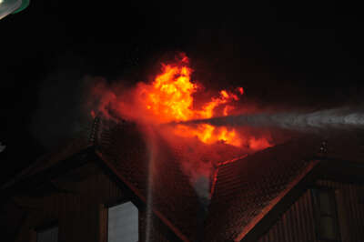 Dachstuhl in Vollbrand: Familie mit drei Kinder kann sich retten dachstuhl-in-vollbrand-003.jpg