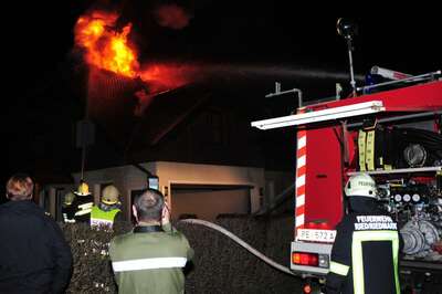 Dachstuhl in Vollbrand: Familie mit drei Kinder kann sich retten dachstuhl-in-vollbrand-004.jpg