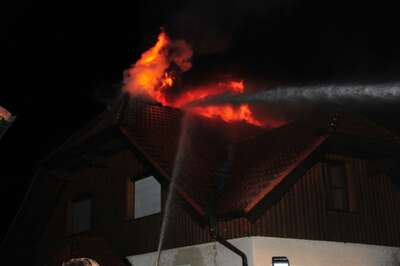 Dachstuhl in Vollbrand: Familie mit drei Kinder kann sich retten dachstuhl-in-vollbrand-005.jpg