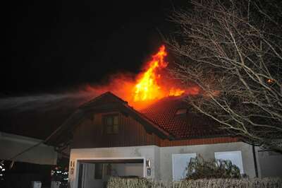 Dachstuhl in Vollbrand: Familie mit drei Kinder kann sich retten dachstuhl-in-vollbrand-006.jpg