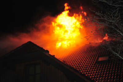 Dachstuhl in Vollbrand: Familie mit drei Kinder kann sich retten dachstuhl-in-vollbrand-007.jpg