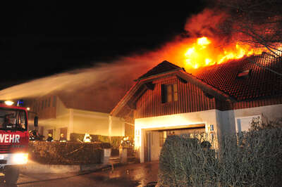 Dachstuhl in Vollbrand: Familie mit drei Kinder kann sich retten dachstuhl-in-vollbrand-008.jpg