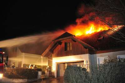 Dachstuhl in Vollbrand: Familie mit drei Kinder kann sich retten dachstuhl-in-vollbrand-009.jpg