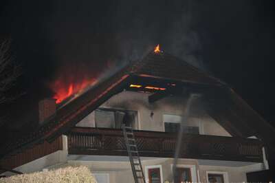 Dachstuhl in Vollbrand: Familie mit drei Kinder kann sich retten dachstuhl-in-vollbrand-011.jpg