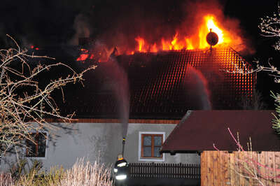 Dachstuhl in Vollbrand: Familie mit drei Kinder kann sich retten dachstuhl-in-vollbrand-012.jpg