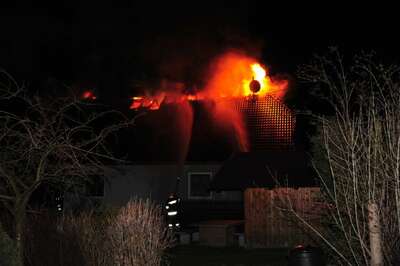 Dachstuhl in Vollbrand: Familie mit drei Kinder kann sich retten dachstuhl-in-vollbrand-013.jpg