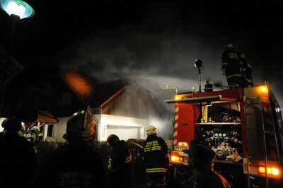 Dachstuhl in Vollbrand: Familie mit drei Kinder kann sich retten dachstuhl-in-vollbrand-016.jpg